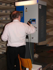 Testentladungen mit der ESD-Pistole an einem Kassenautomat